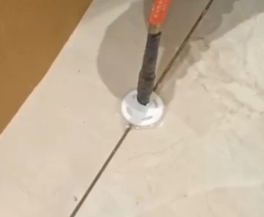 思南瓷砖空鼓维修公司专业解答瓷砖在铺贴过程中，如果没有涂抹均匀到位的粘结材料（如水泥砂浆或瓷砖胶），可能会导致以下问题