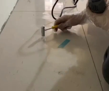 思南瓷砖开裂维修公司专业分享瓷砖在铺贴前如果没有沥干水分，将会导致以下问题